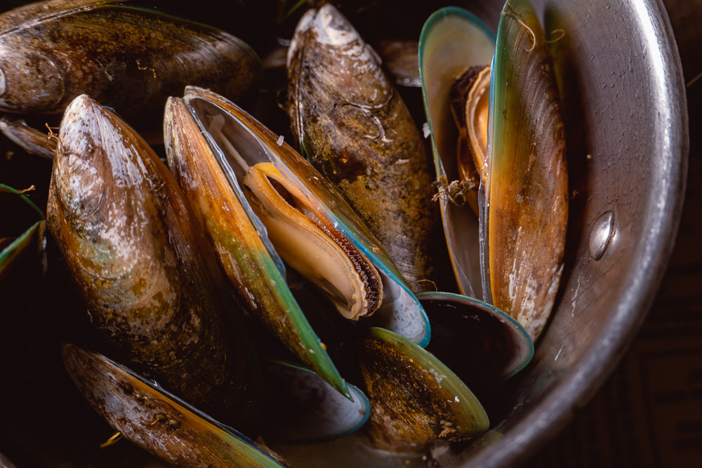 How to cook mussels. Photo & Recipe by Rachel Gouk @ Nomfluence