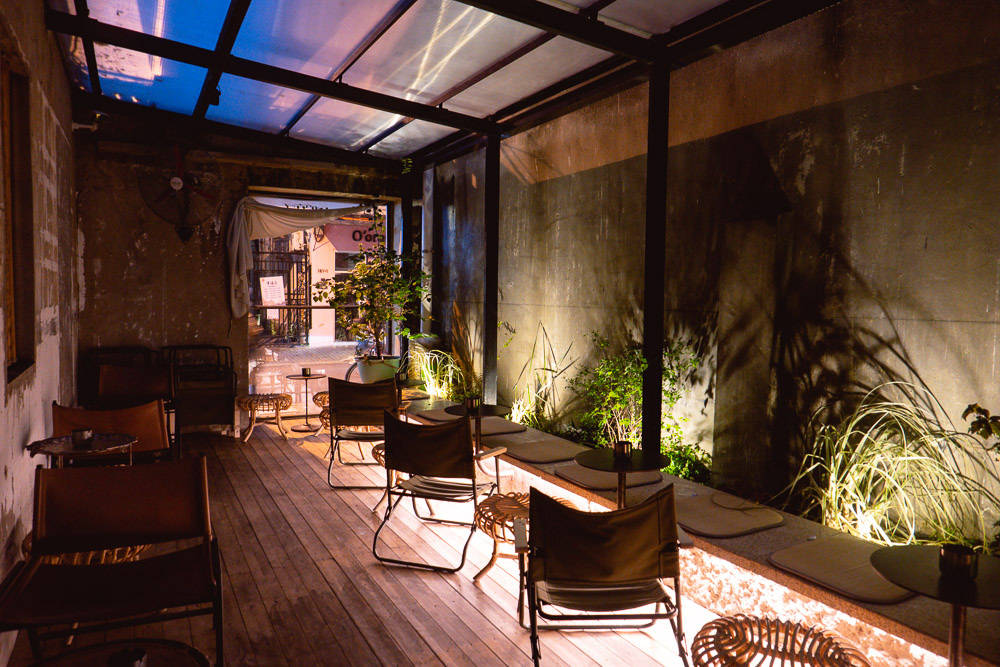 Bars in Shanghai: Cocktails at Dead Poet in Jing'an. Photo by Rachel Gouk @ Nomfluence.