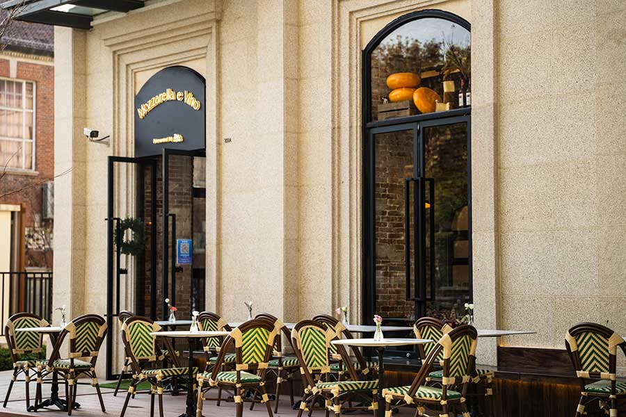 Mozzarella e Vino is a European-style eatery specializing in cheese products, located in Xuhui, Shanghai.