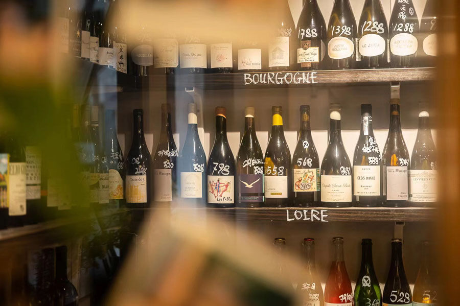 Pur'aisin is a natural wine bar in Shanghai that serves Yunnan food