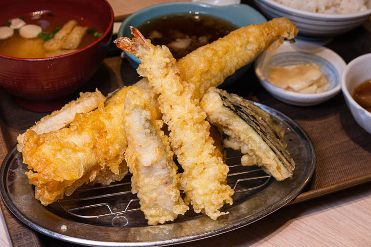 Cheap tempura sets at Ebinoya in Shanghai. Photo by Rachel Gouk @ Nomfluence.