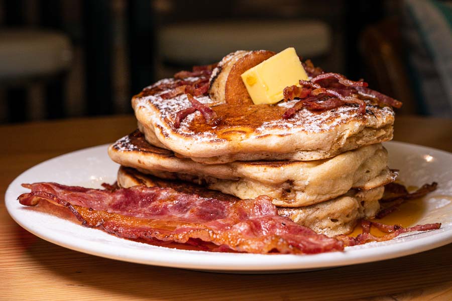 Diner Cravings at RIINK: Burgers, Pancakes & Shakes