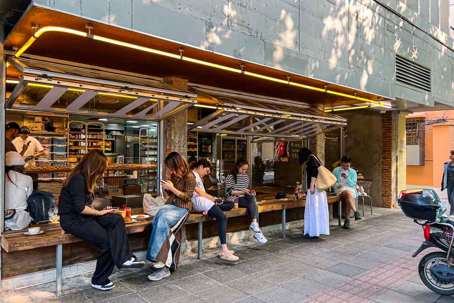 Bakery Trifle Takes Advantage of Shanghai's City Walk Craze