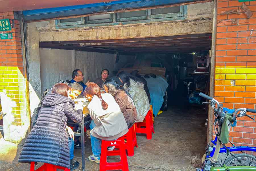 San Lin Tang 三林塘, a 40-year-old noodle and dumpling shop in Shanghai, Huangpu. Photo by Rachel Gouk @ Nomfluence.