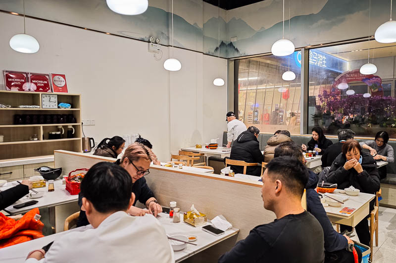 Hong Yu Fang 宏玉方, bib gourmand Shanghai guotie dumplings